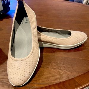 Pink leather shoes Naturalizer size 10